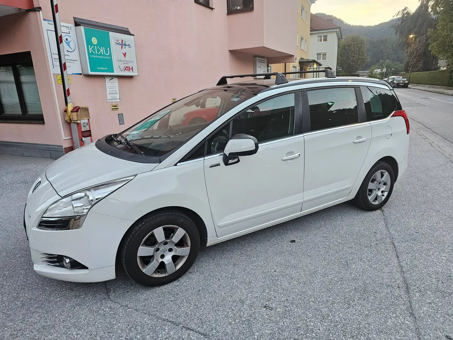 Peugeot 5008 5008 1,6 HDI 115 FAM HDi 115 7 Sitze Panorama Navi Weiß - 2