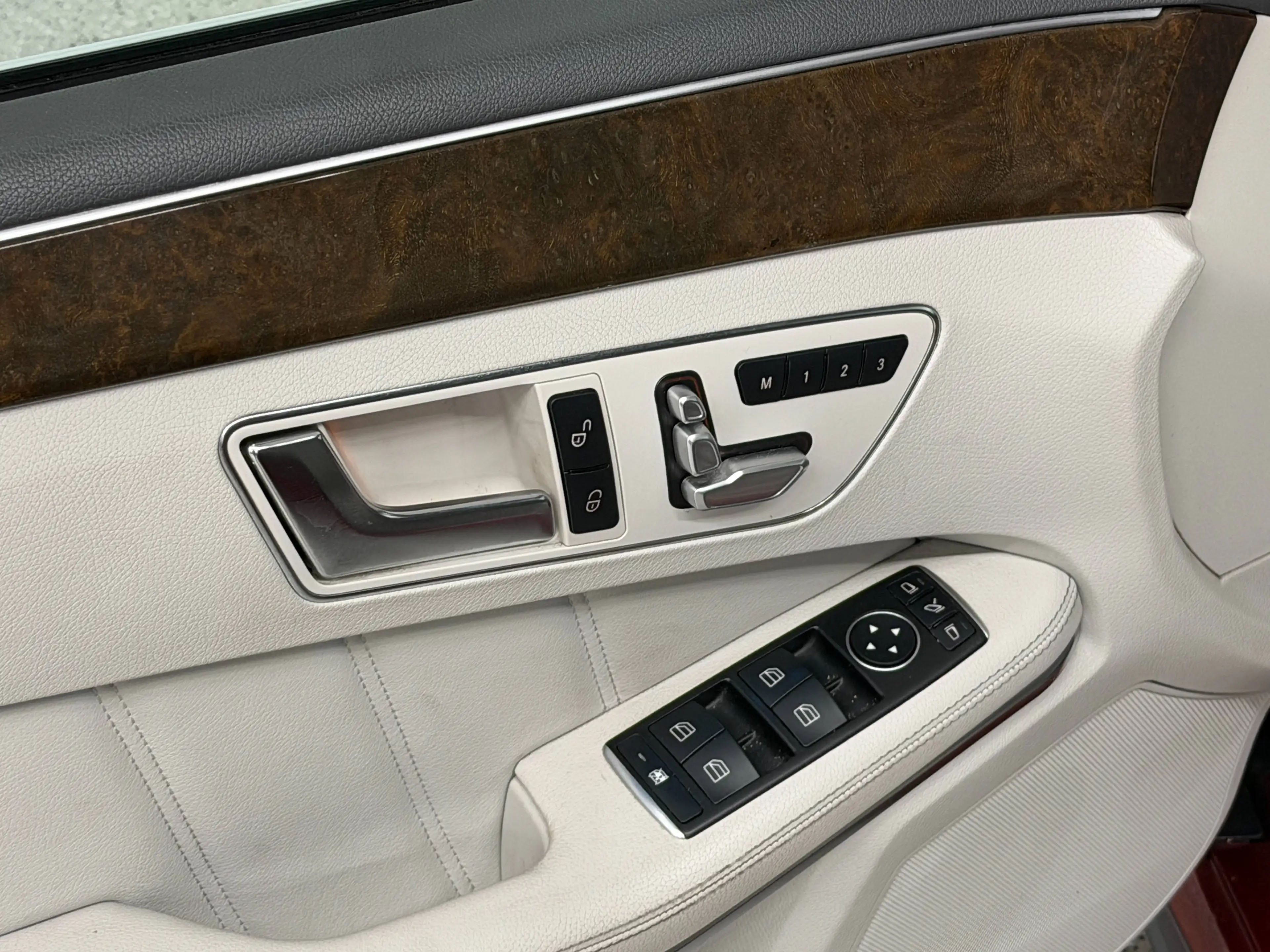 Mercedes-Benz E 400 AUT. AMG-LINE *20-ZOLL* *SITZH* *NAVI* *TOTWINKEL* *LED* — photo 15