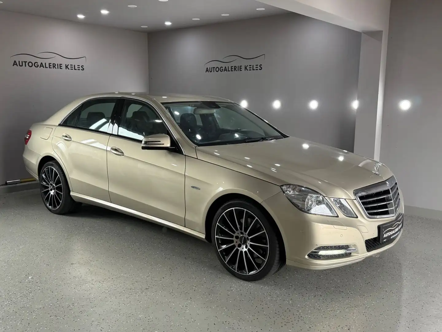 Mercedes-Benz E 350 Lim. E 350 BlueEfficiency 4Matic SPUR*TOTW Beige - 1
