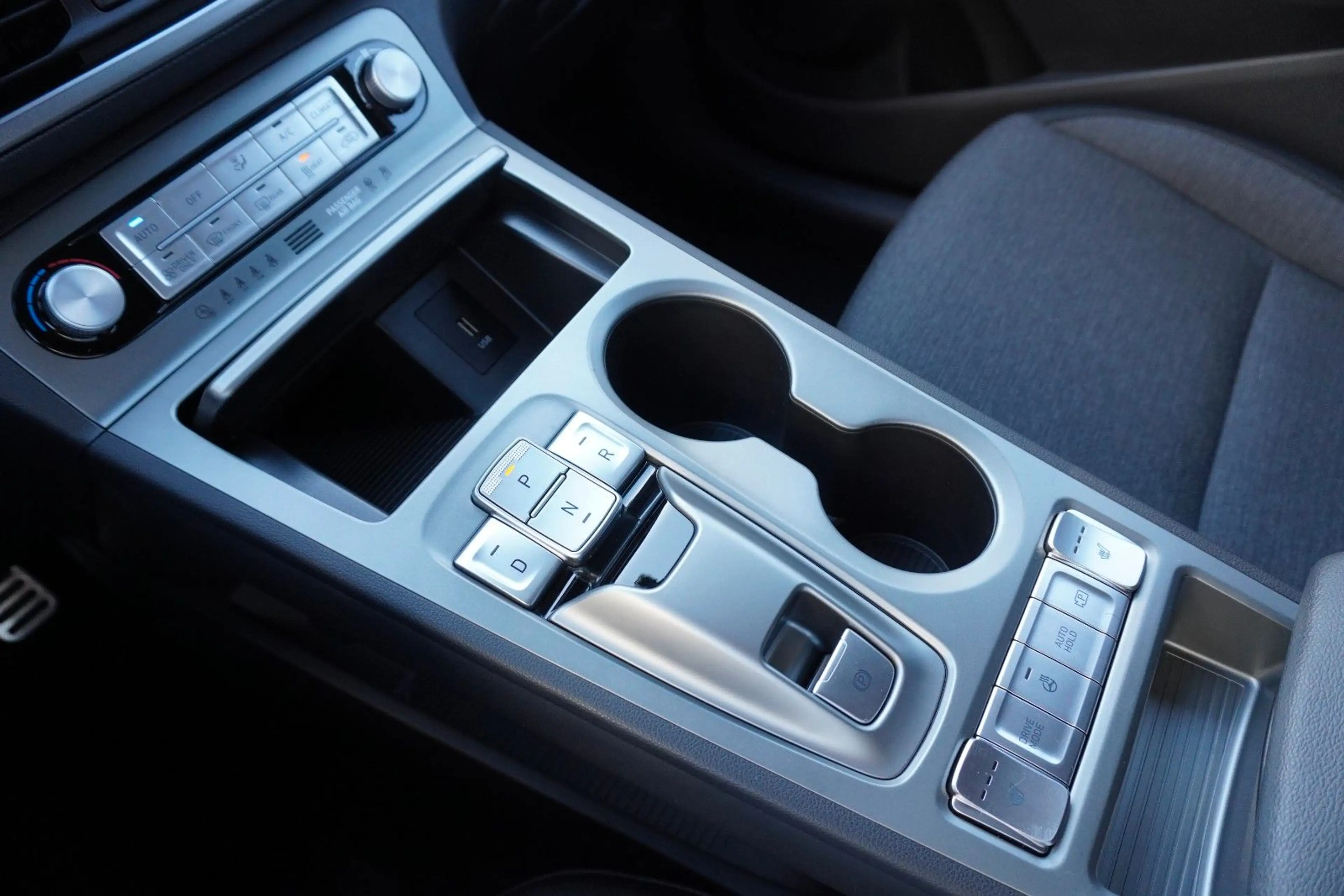 Hyundai KONA KONA 30 Plus W-pump 3Phasen Navi KRELL Lenk+SHZ — photo 15