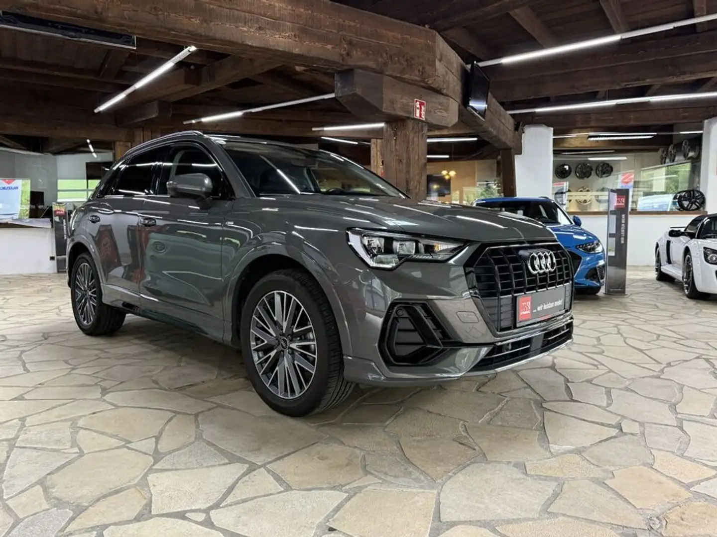 Audi Q3 35 TFSI S line *STANDHEIZUNG*LED* Grau - 2