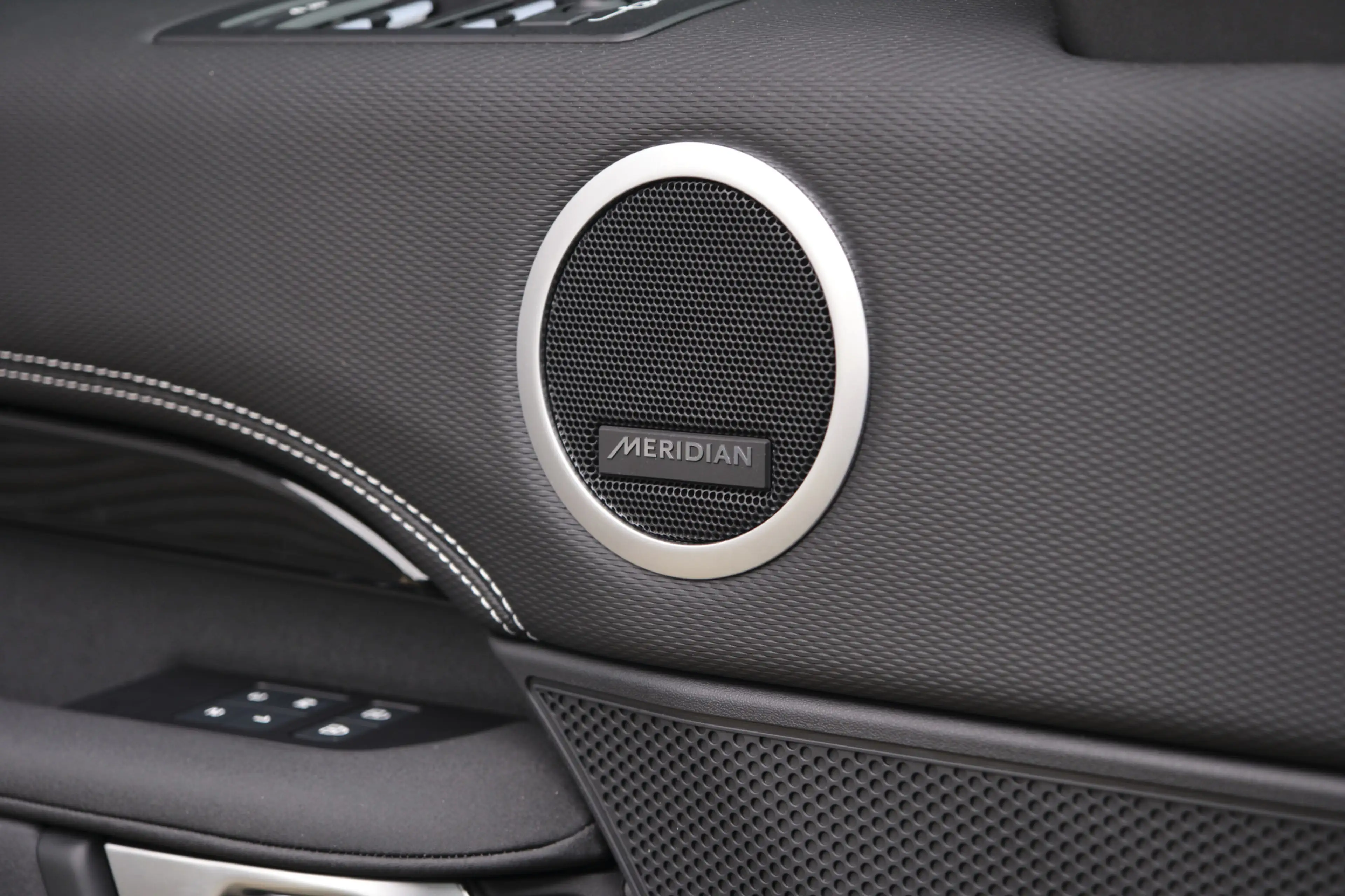 Land Rover Discovery D300 R-Dynamic SE | Zakelijk voordeel. Premium bel — photo 37