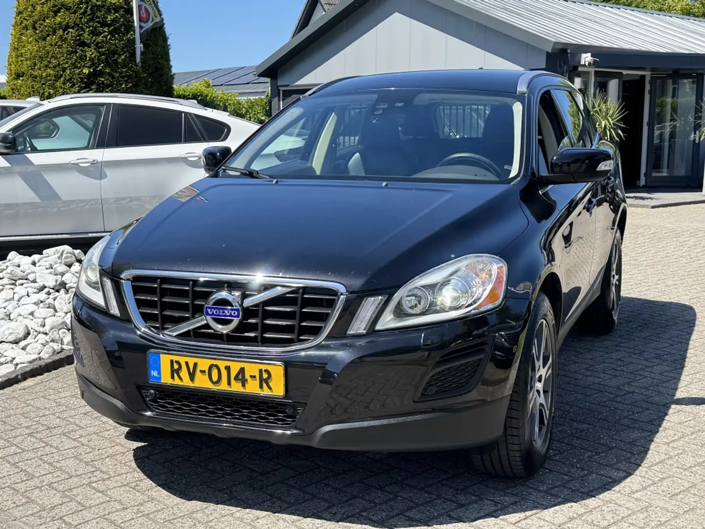 Volvo XC60 2.0 D3 5-Cilinder 2011 Automaat Trekhaak Zwart - 1