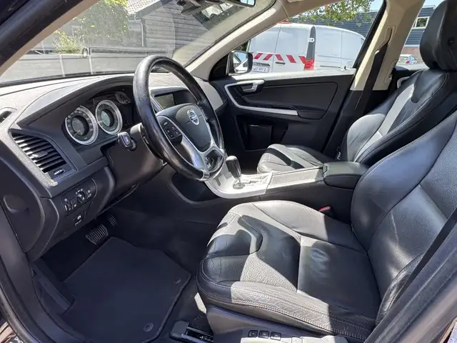 Volvo XC60 view 9