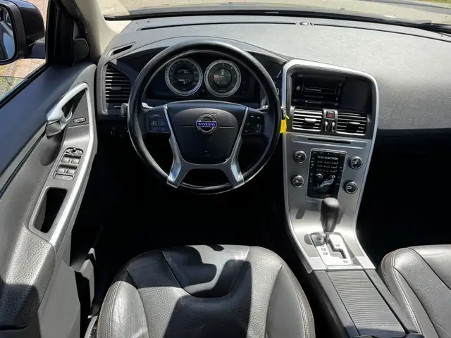 Volvo XC60 view 8