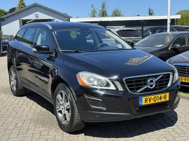 Volvo XC60 view 3