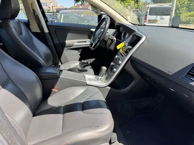 Volvo XC60 view 5
