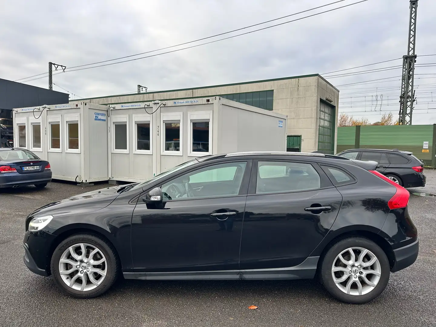 Volvo V40 Plus Cross Country Schwarz - 2