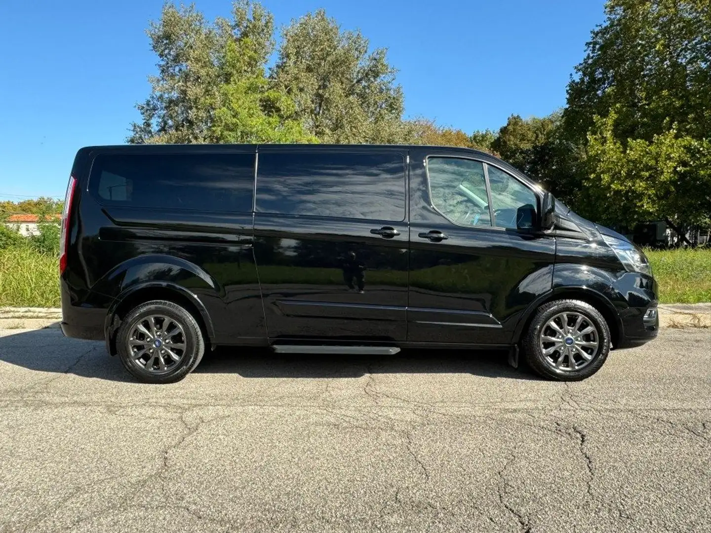 Ford Tourneo Custom 320 2.0 EcoBlue 130CV L2 TITANIUM Nero - 2