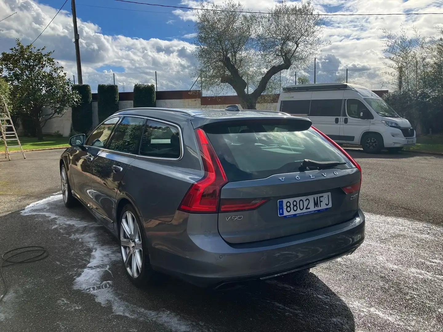 Volvo V90 D5 Inscription AWD Aut. Stříbrná - 2