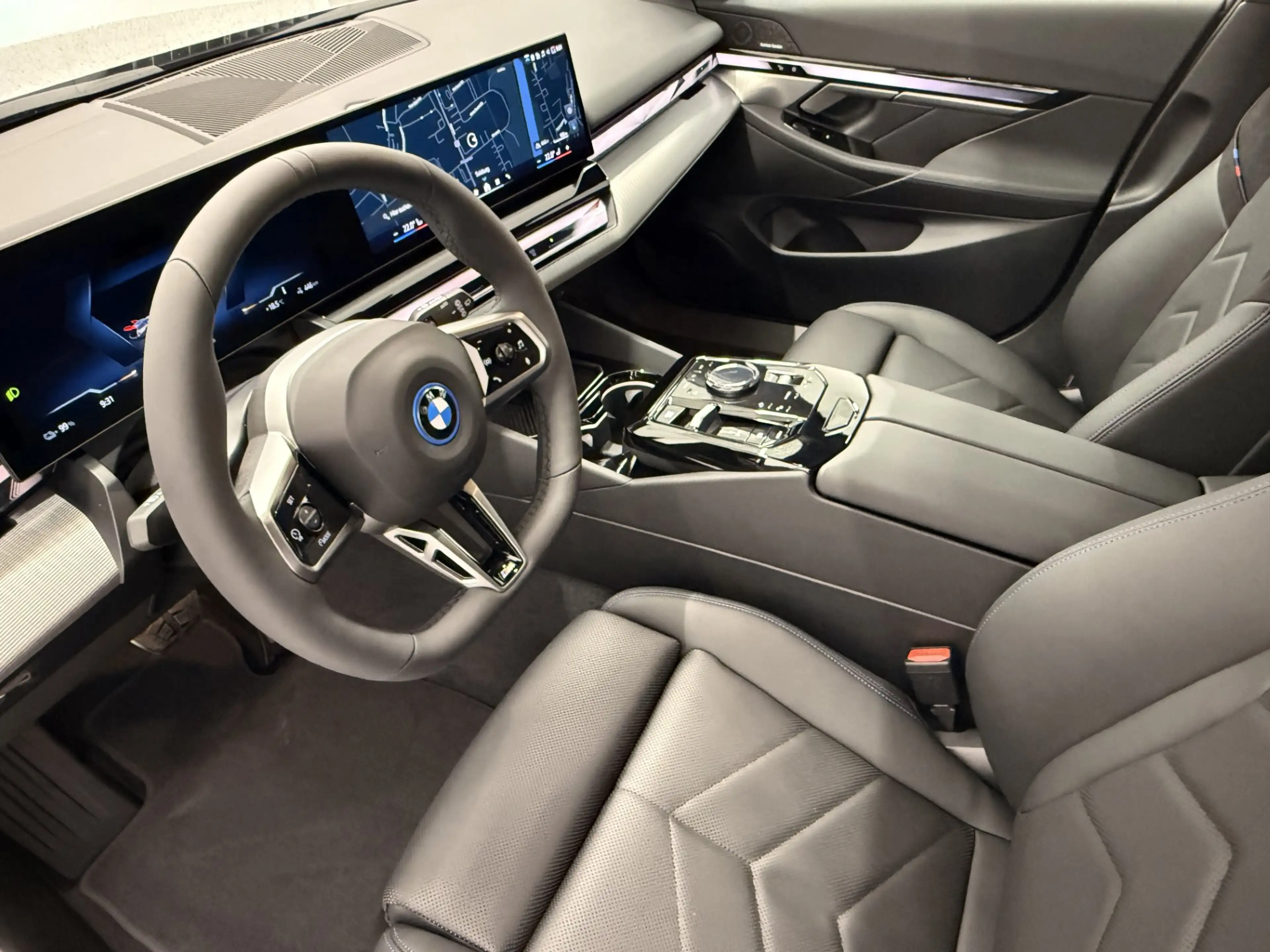 BMW i5 xDrive40 — photo 7