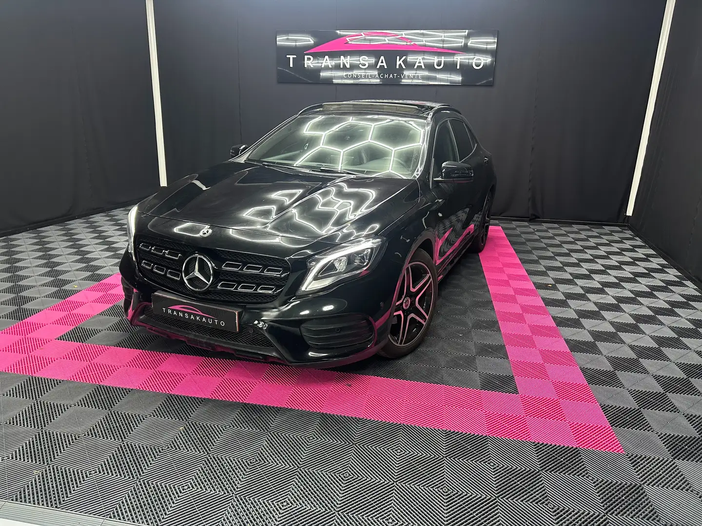 Mercedes-Benz GLA 180 GLA 180/ Pack AMG / Toit Pano / Garantie 12 Mois Noir - 1