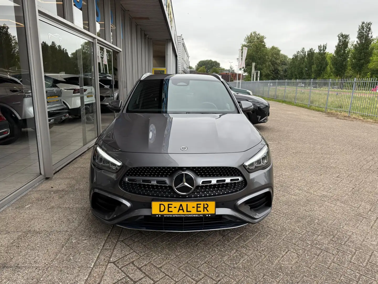 Mercedes-Benz GLA 200 AMG Line 163PK / SFEERVERLICHTING /ELEKTRISCHE ACH Grijs - 2