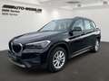 BMW X1 20dxA +NAVI+ACC+LED+APPLE+SHZ+DAB+MFL+BT+AHK+ Zwart - thumbnail 1