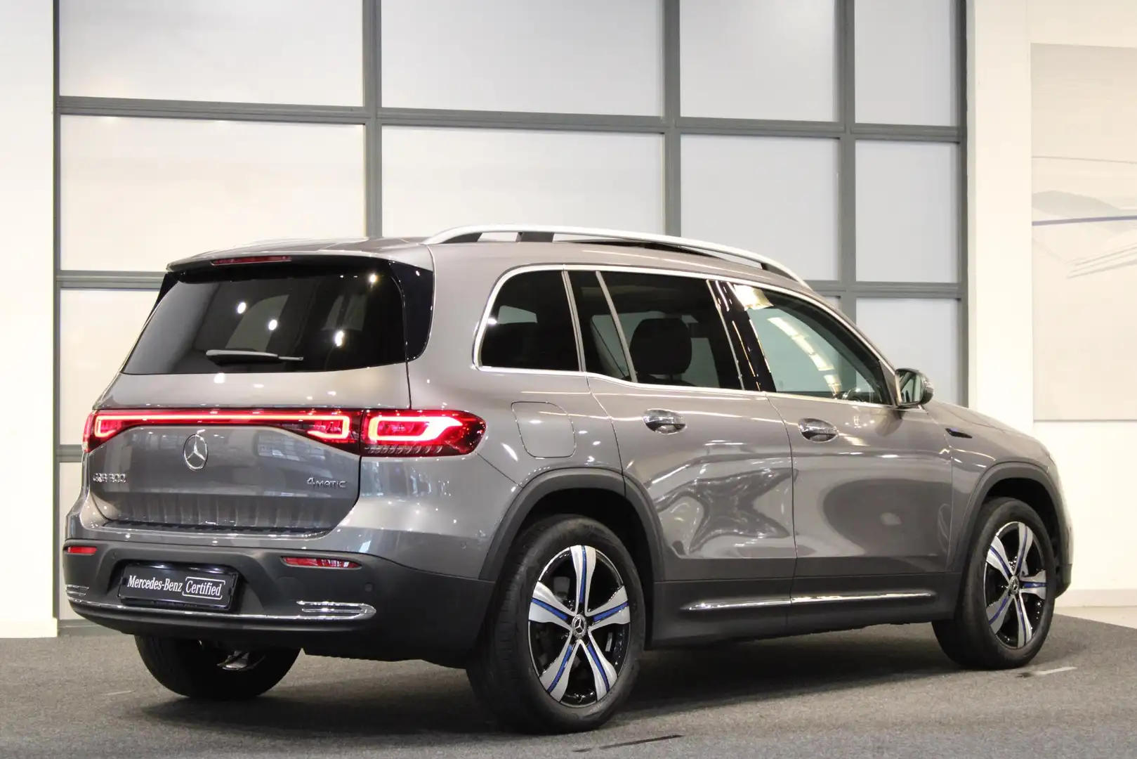 Mercedes-Benz EQB 300 4MATIC AMG Line 67 kWh Panorama dak Grijs - 2