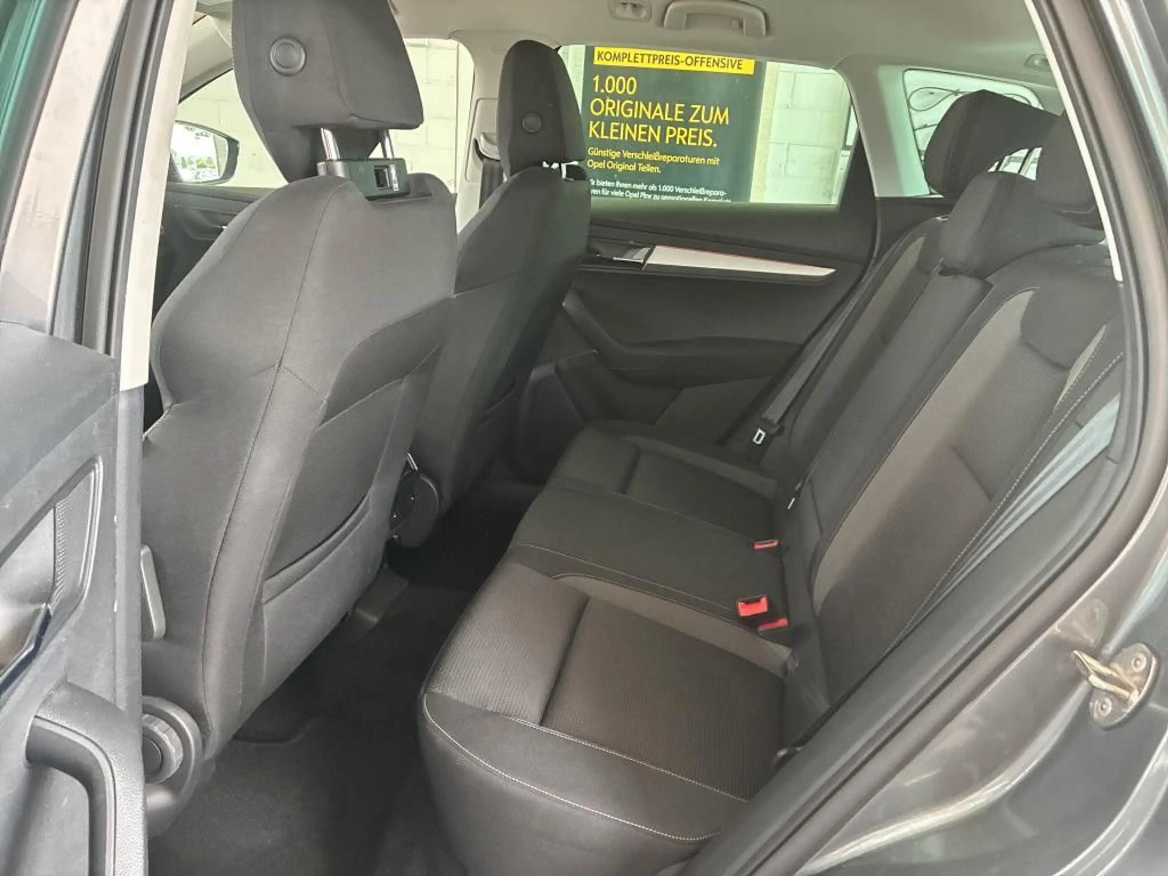 Skoda Karoq Tour 2.0TDI DSG AHK Navi ACC LED Kamera — photo 6