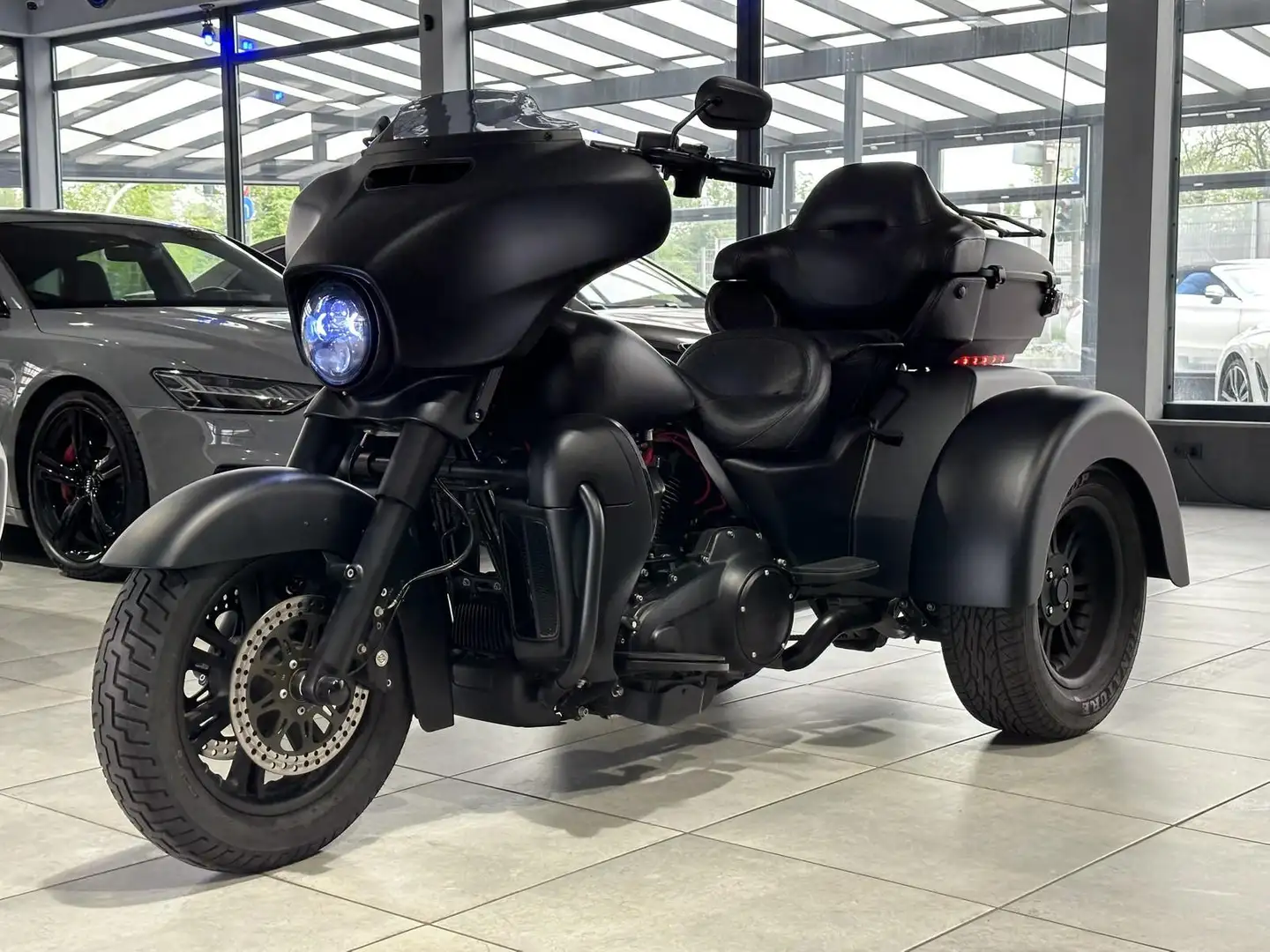 Harley-Davidson Tri Glide Ultra 114 Trike MATT LED Custom Noir - 1