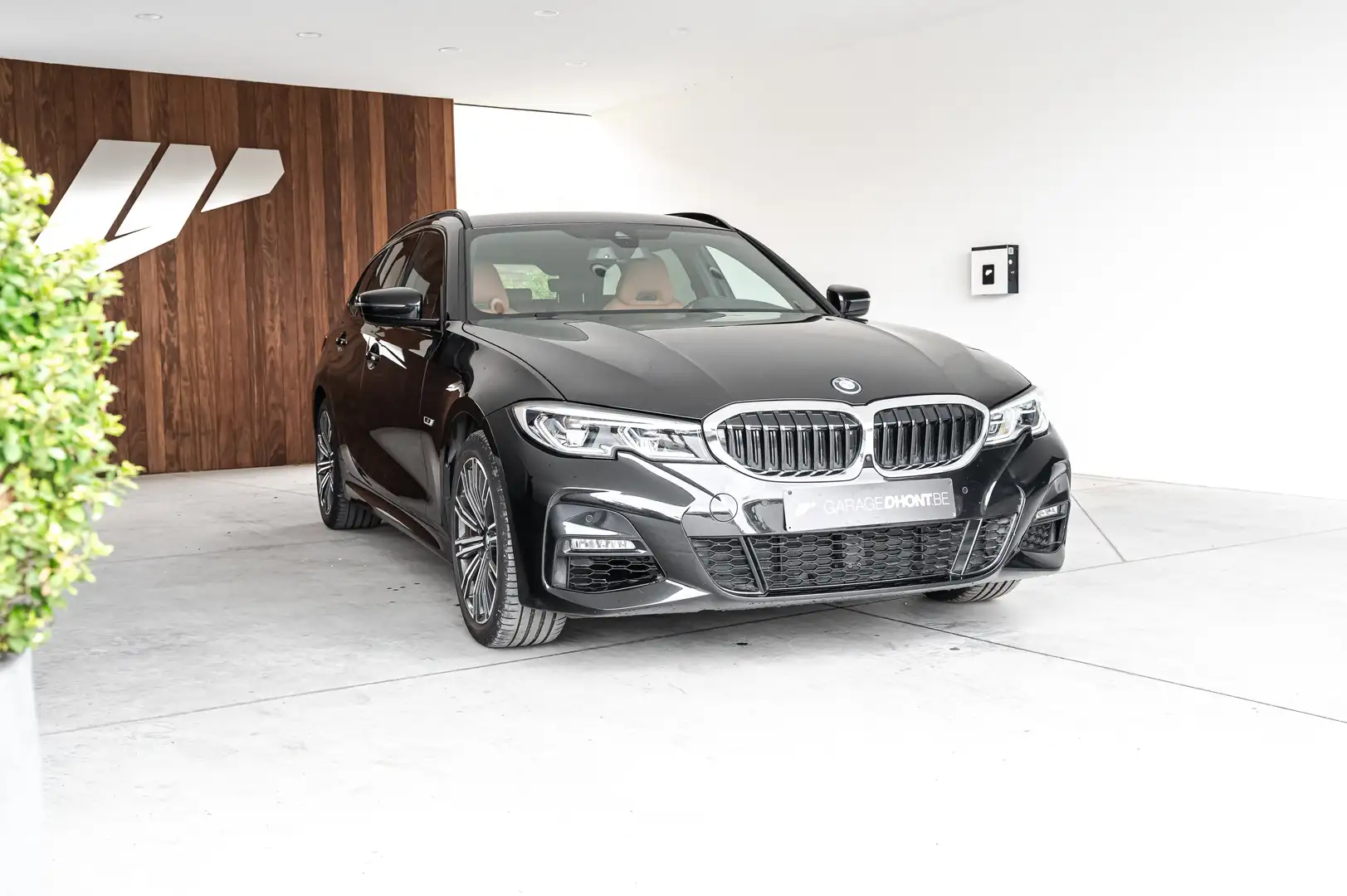 BMW 330 e,Mpack+M stoelen,Zetelverw V+A,Parkeerhulp Plus Zwart - 1
