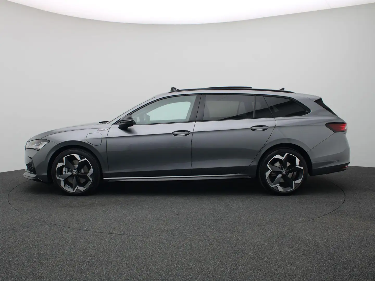 Skoda Superb Combi 1.5 TSI PHEV Sportline Business Pano-Schuifd Grijs - 2