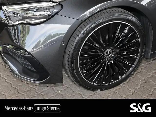 Mercedes-Benz E-Class view 4