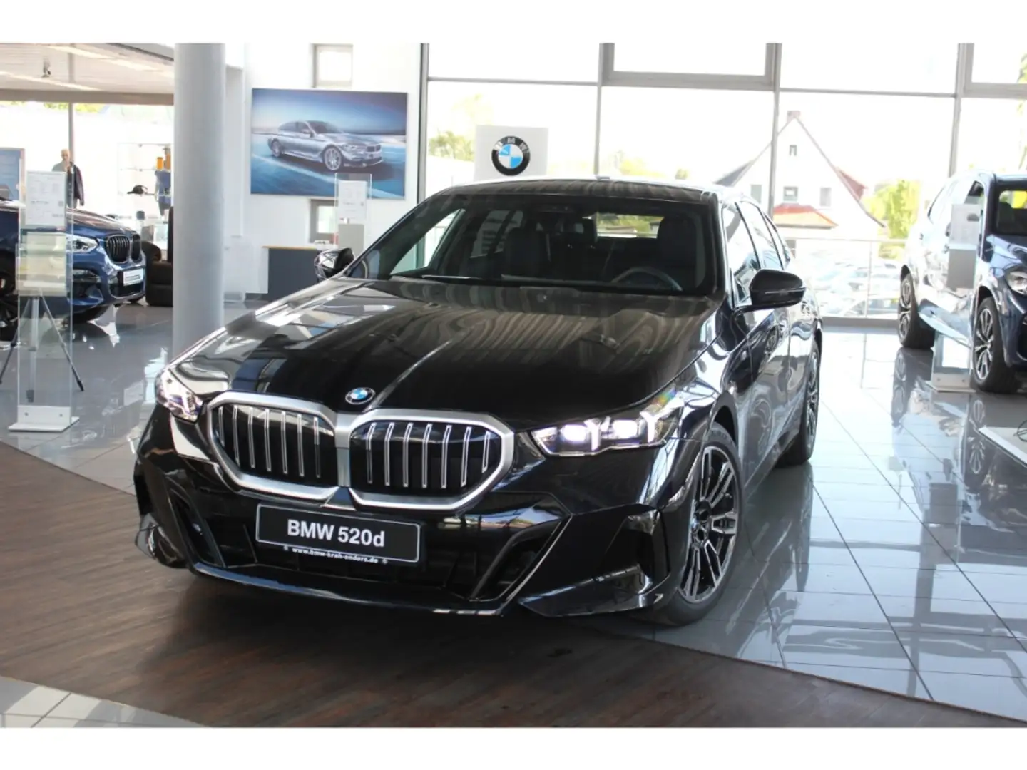 BMW 520 d Lim 19" M-Sportpaket Innovations + Travelpaket + Schwarz - 1