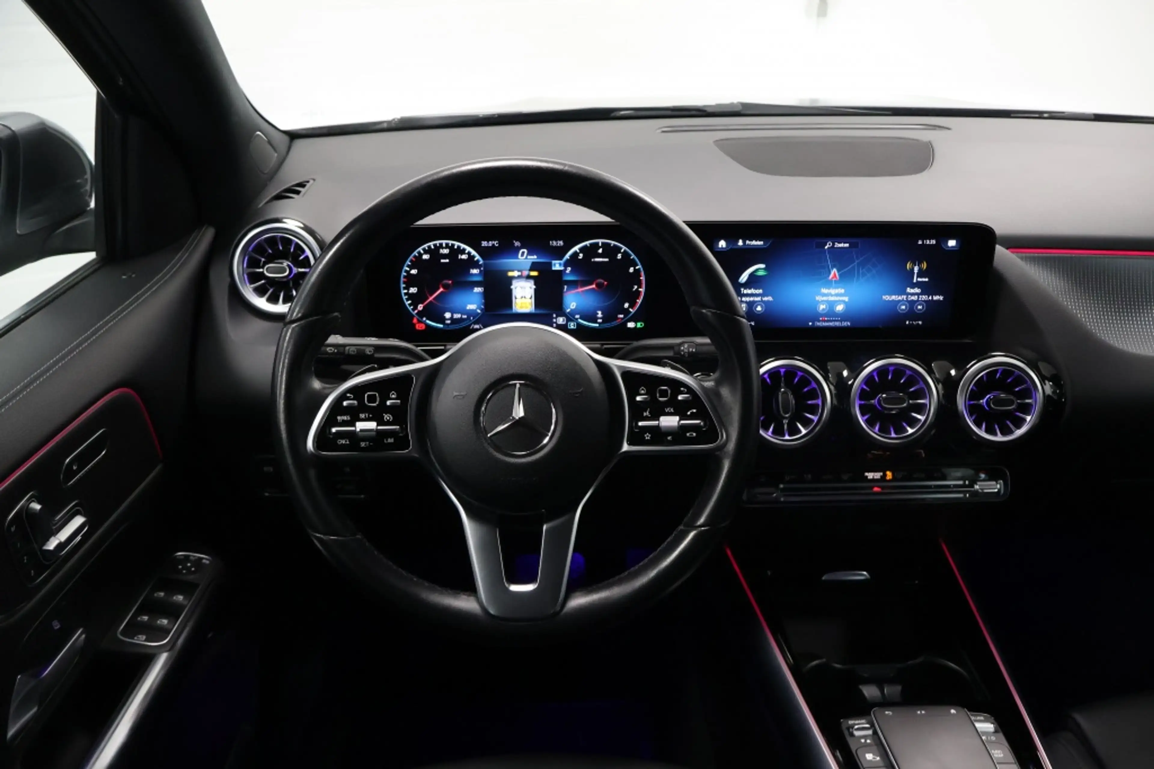 Mercedes-Benz GLA 180 Business Solution Luxury | PANO — photo 15