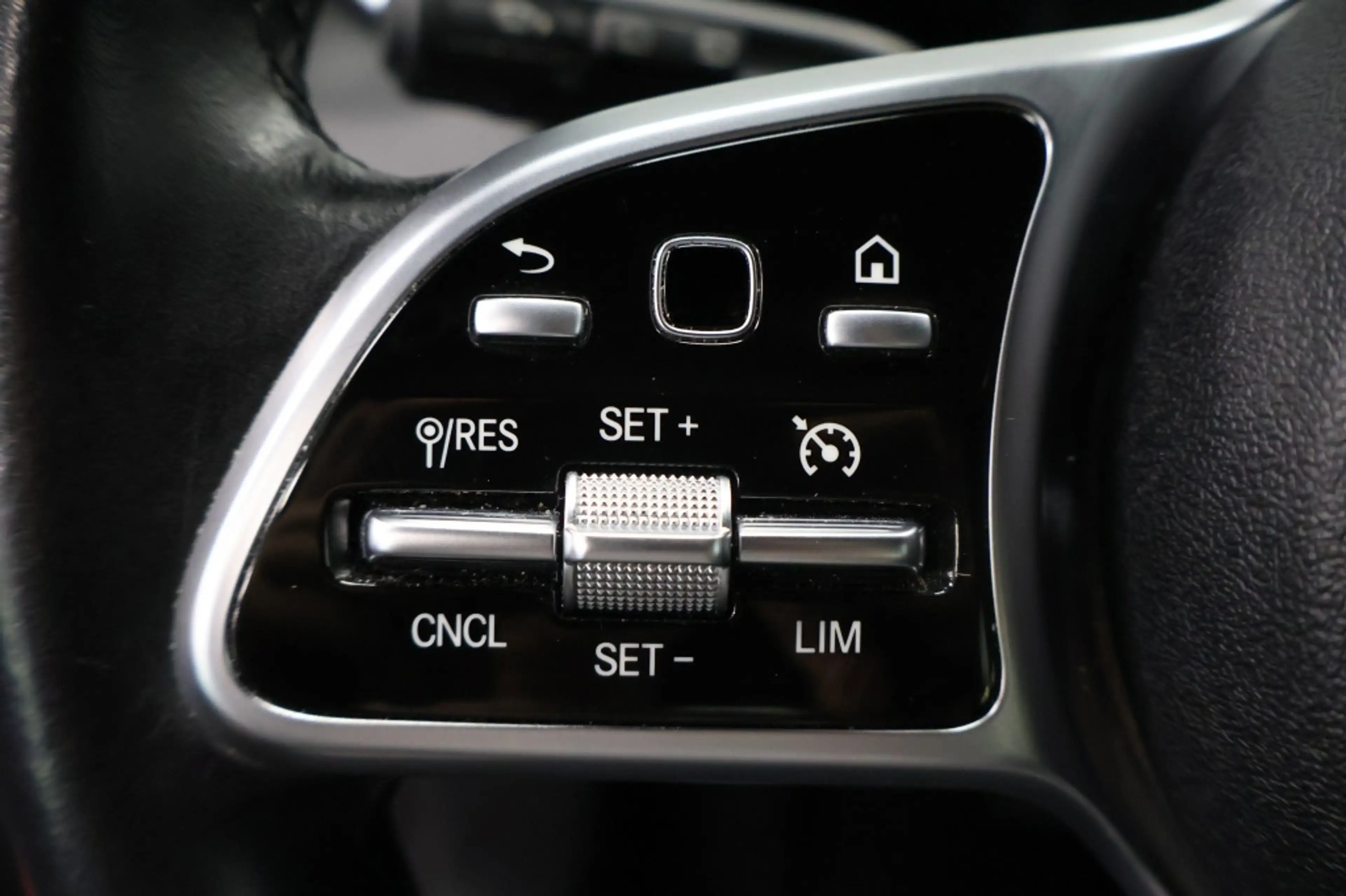 Mercedes-Benz GLA 180 Business Solution Luxury | PANO — photo 11
