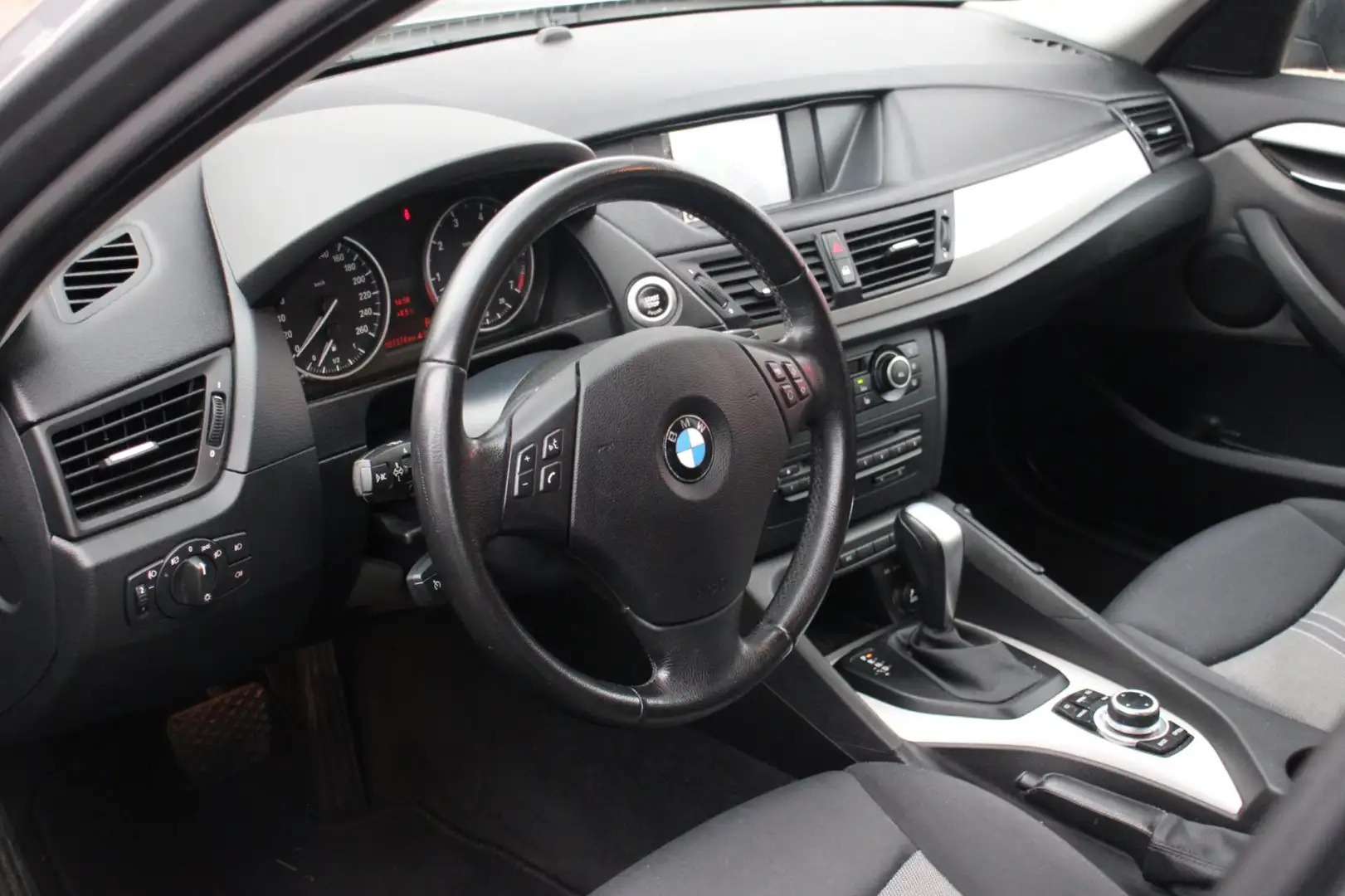 BMW X1 SDrive18i Executive - Automaat - Trekhaak - Naviga Gris - 2