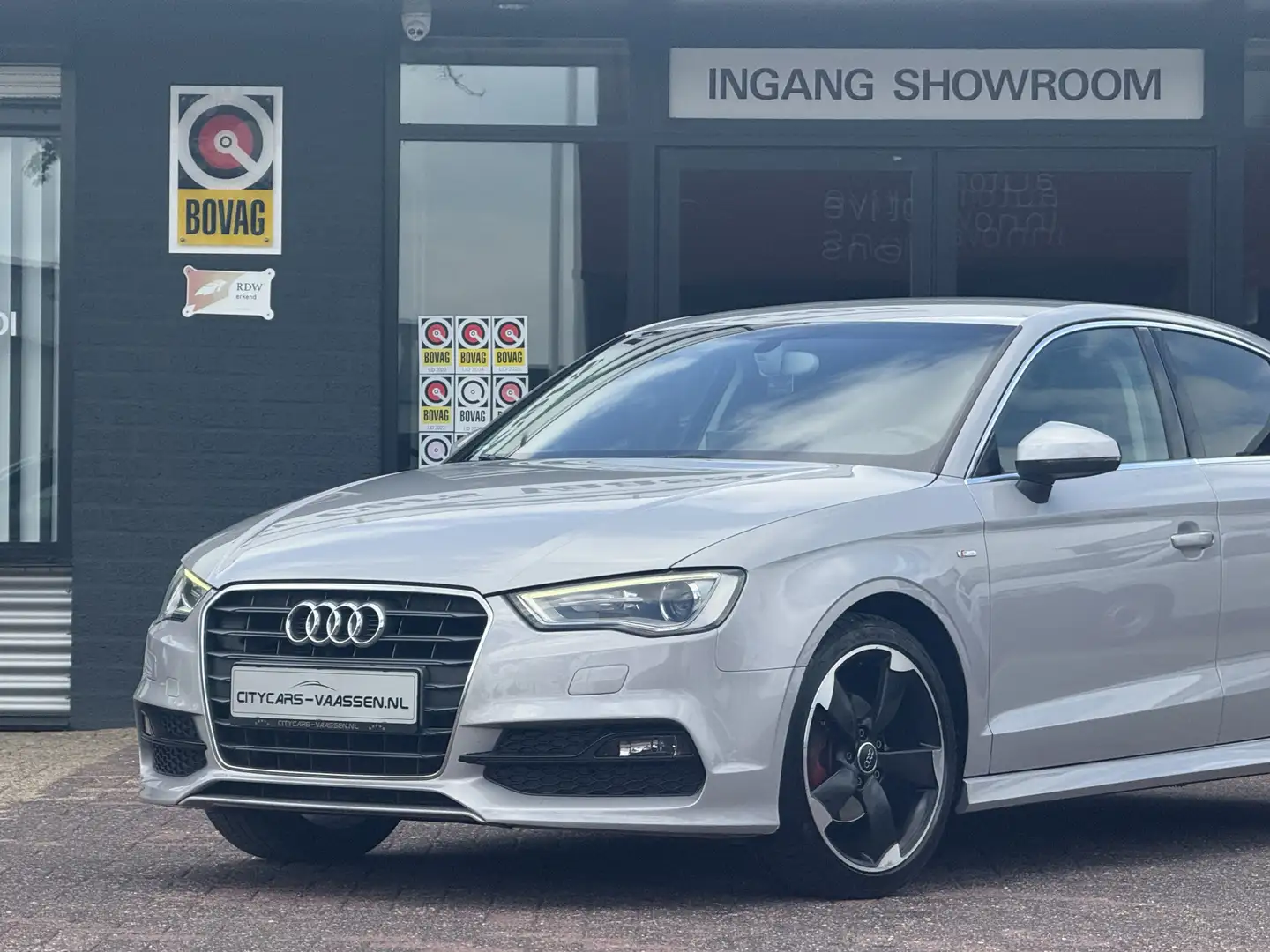Audi A3 Limousine 1.4 TFSI CoD Ambition Pro Line S 150 pk Grijs - 2