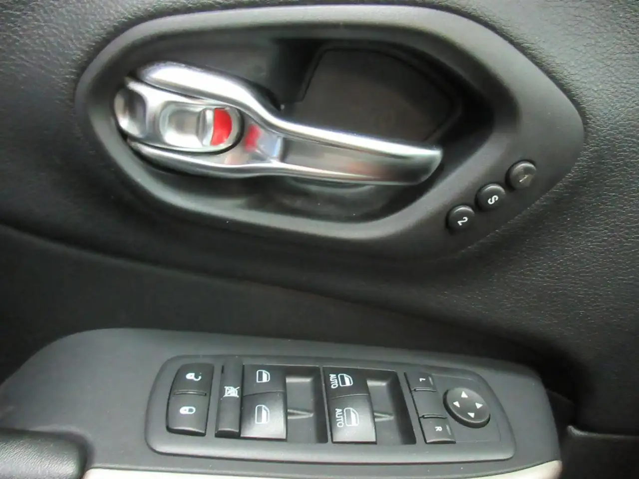 Jeep Cherokee снимка Jeep Cherokee