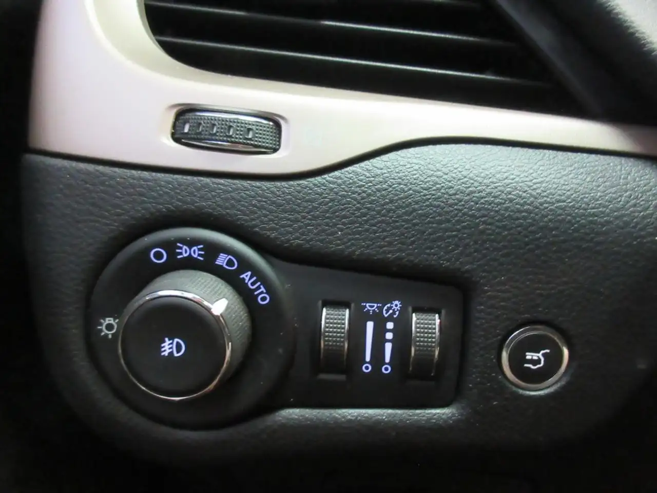 Jeep Cherokee снимка Jeep Cherokee