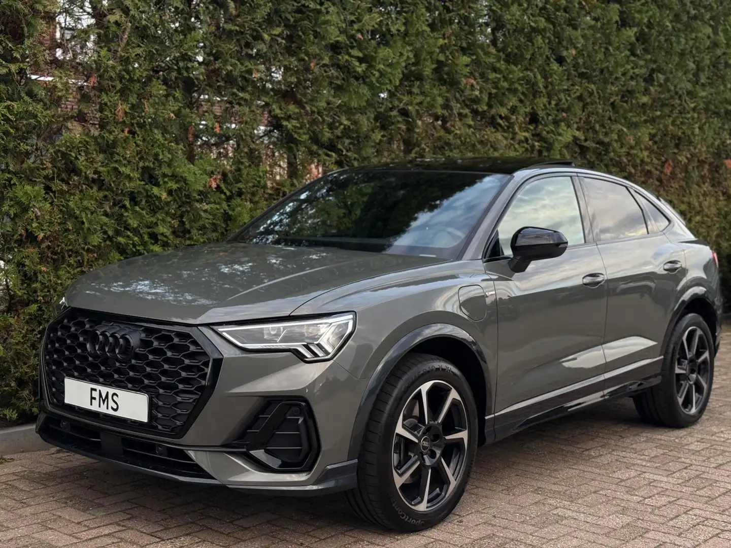 Audi Q3 Sportback 45 TFSI e 3x S-Line Panorama Camera Grau - 1