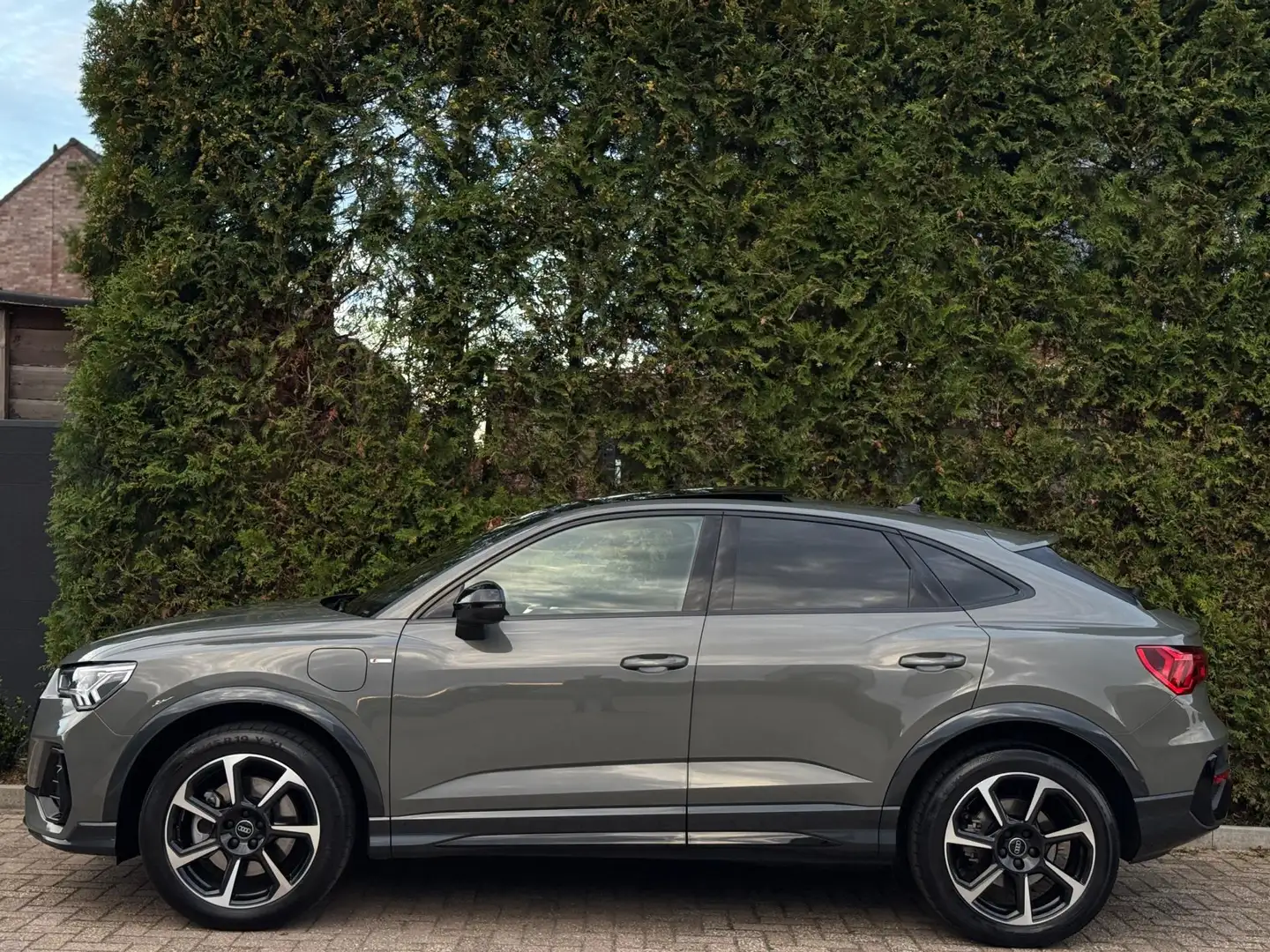 Audi Q3 Sportback 45 TFSI e 3x S-Line Panorama Camera Grau - 2