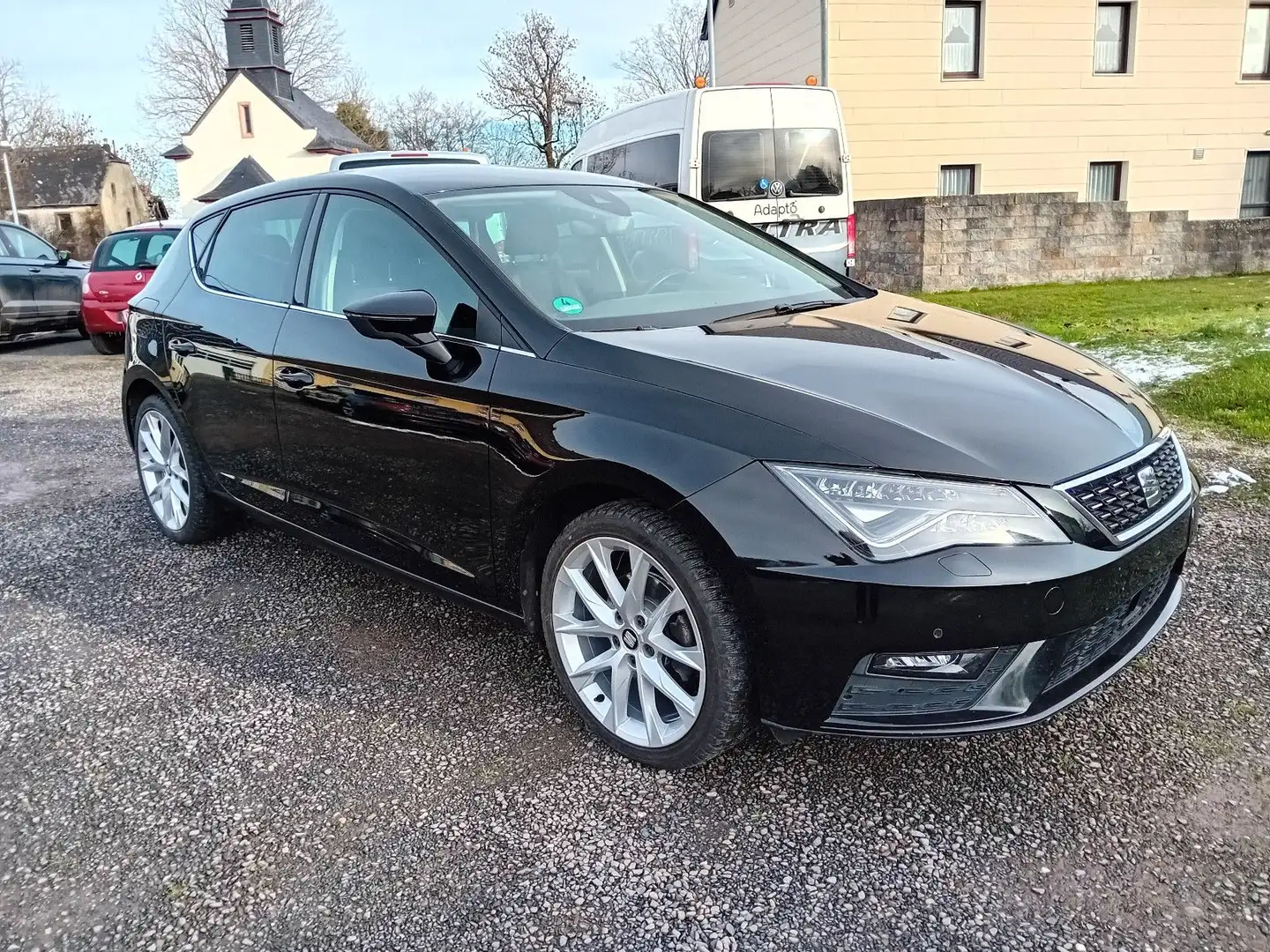 SEAT Leon 1,5TSI Xcellence-Sport+ T.-Leder+LED+18Zoll Schwarz - 1