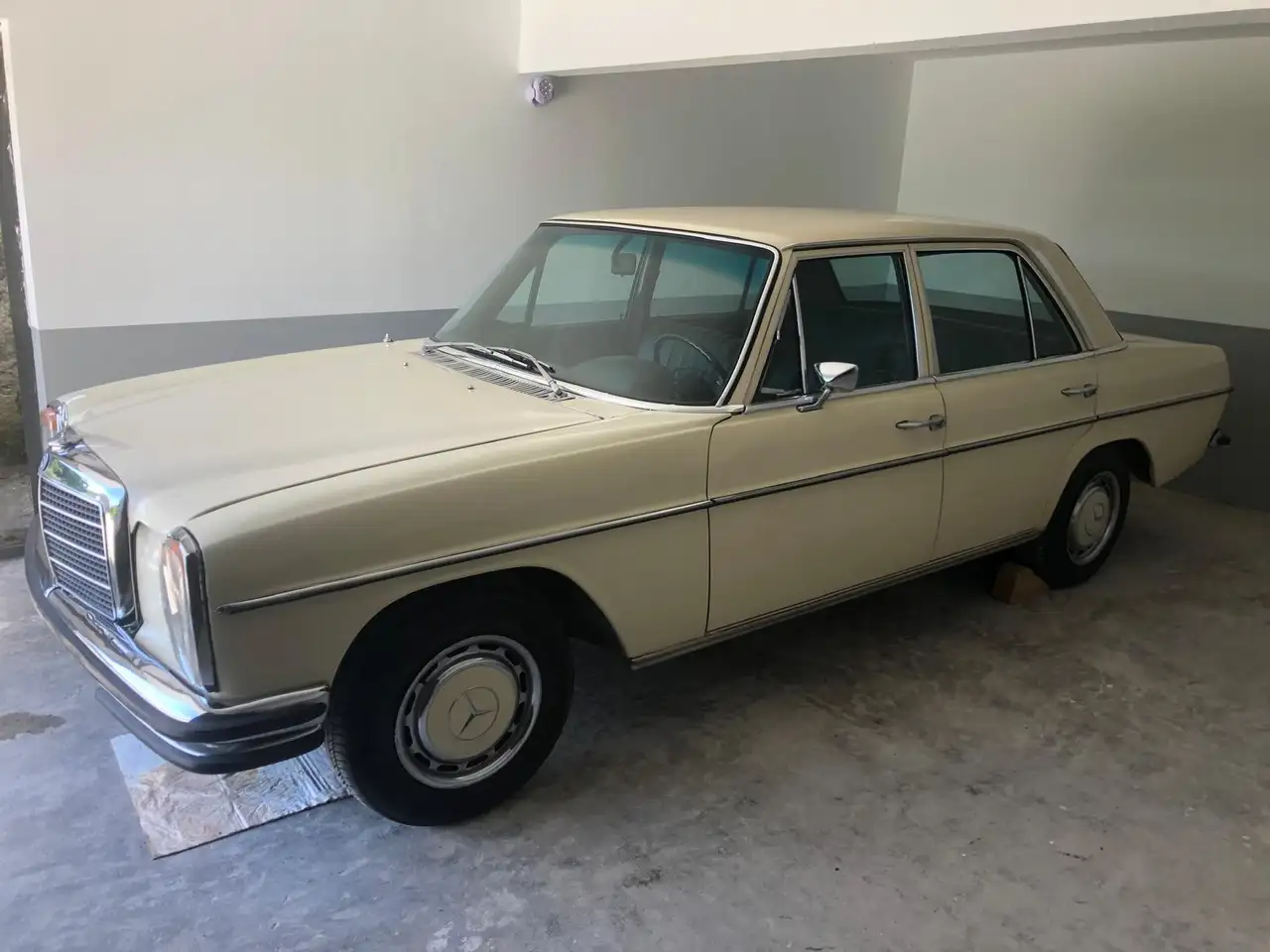 Mercedes-Benz 250 W114. Paint DB670 Hellelfenbein, foto 8