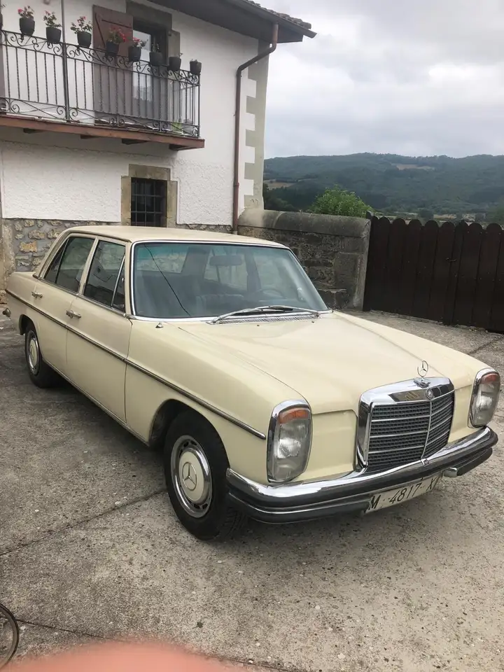 Mercedes-Benz 250 W114. Paint DB670 Hellelfenbein, foto 2