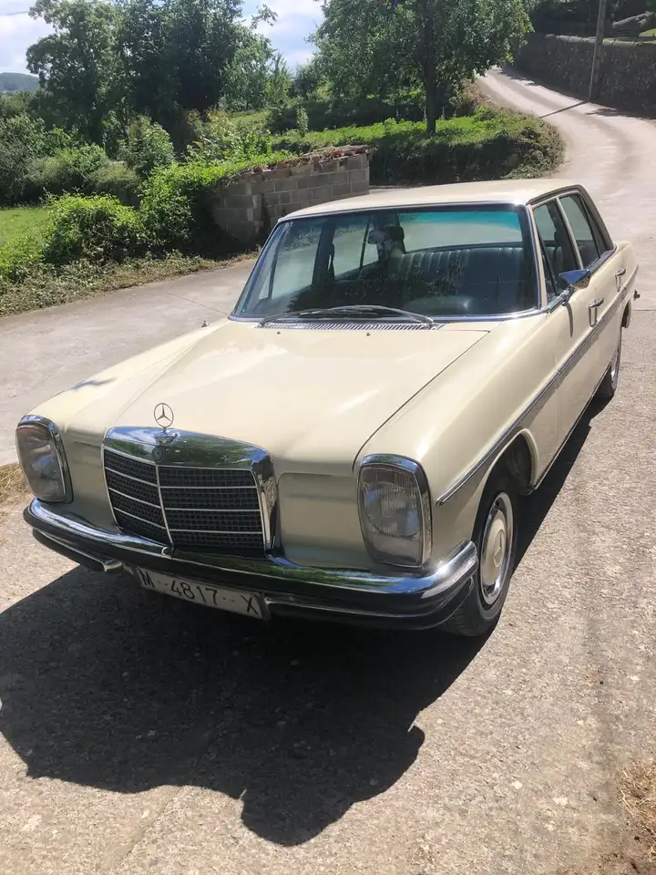Mercedes-Benz 250 W114. Paint DB670 Hellelfenbein, foto 1