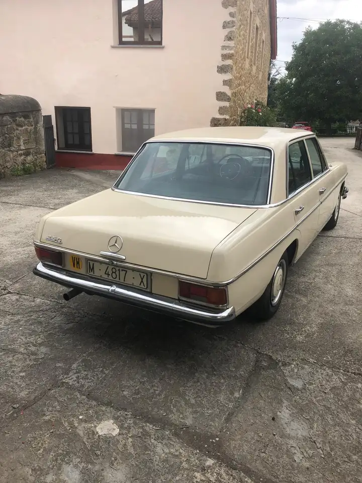 Mercedes-Benz 250 W114. Paint DB670 Hellelfenbein, foto 3