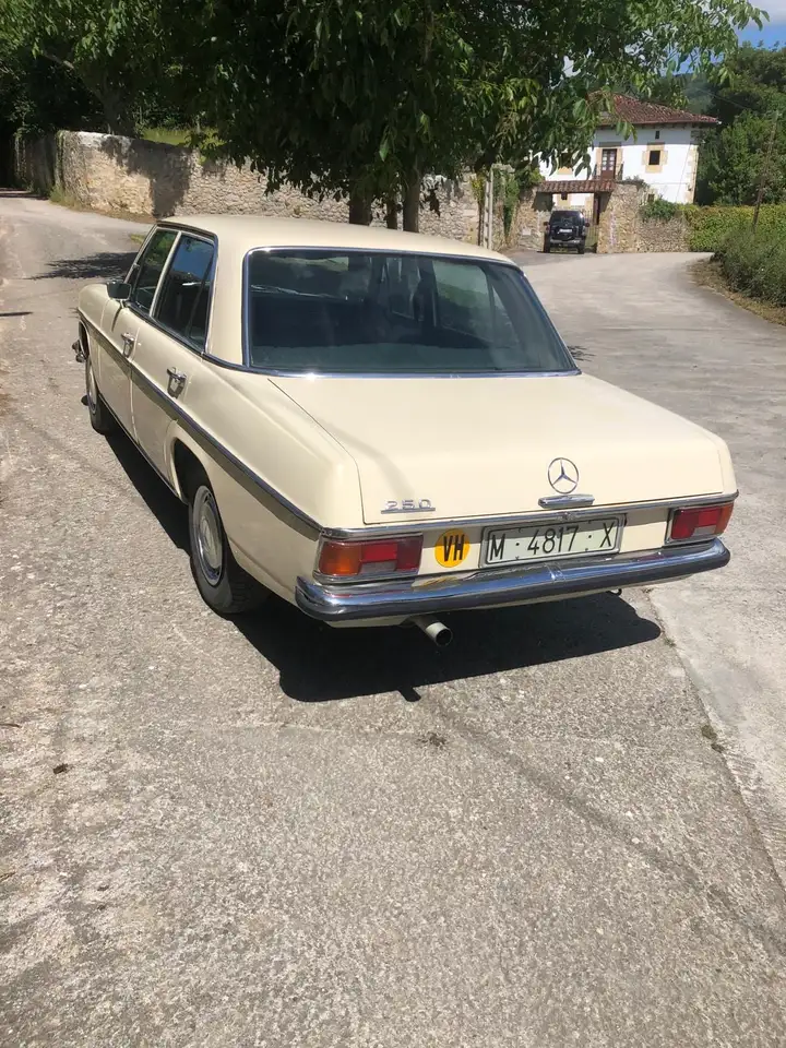 Mercedes-Benz 250 W114. Paint DB670 Hellelfenbein, foto 4