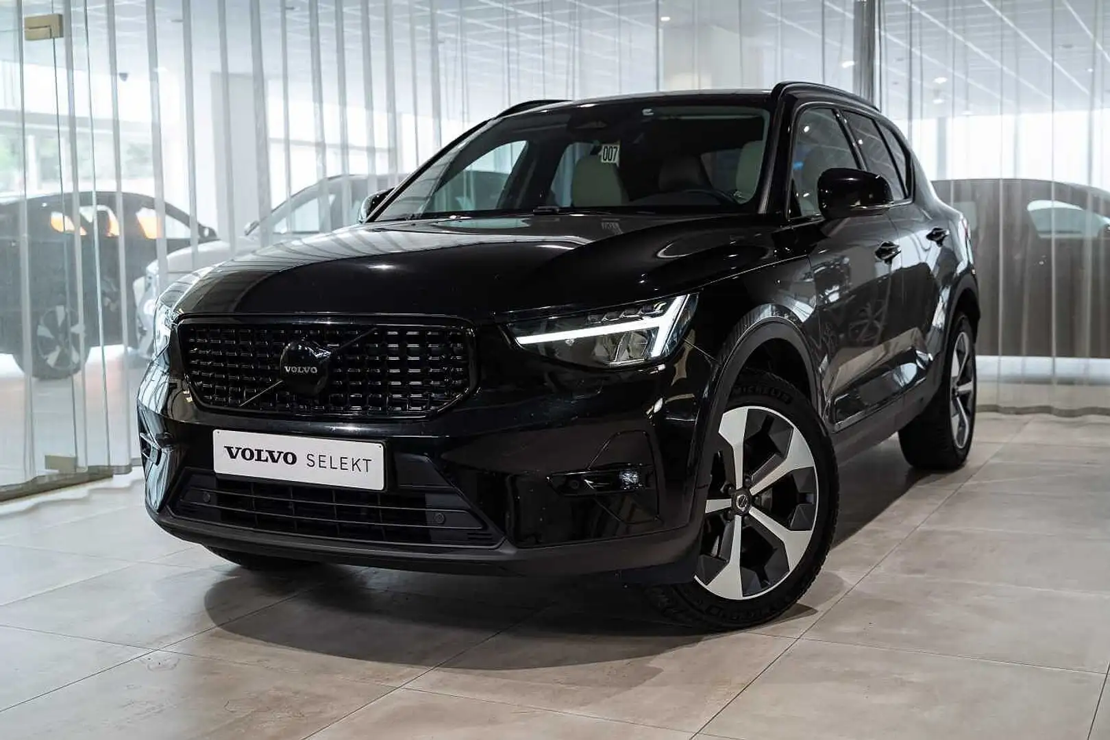 Volvo XC40 Plus, B3 mild hybrid Essence Noir - 1