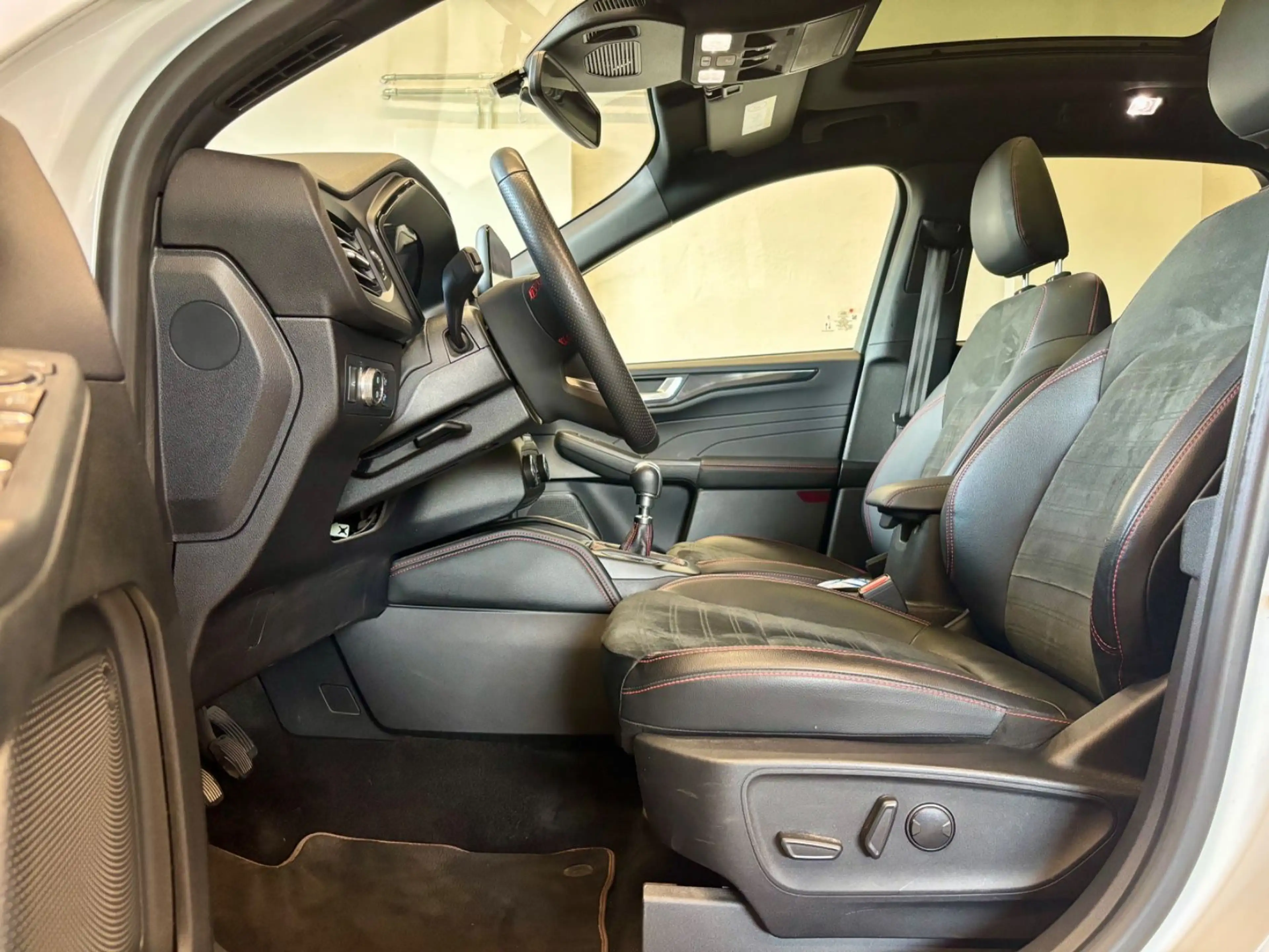 Ford Kuga 2.0 EcoBlue Hybrid ST-Line X — photo 12