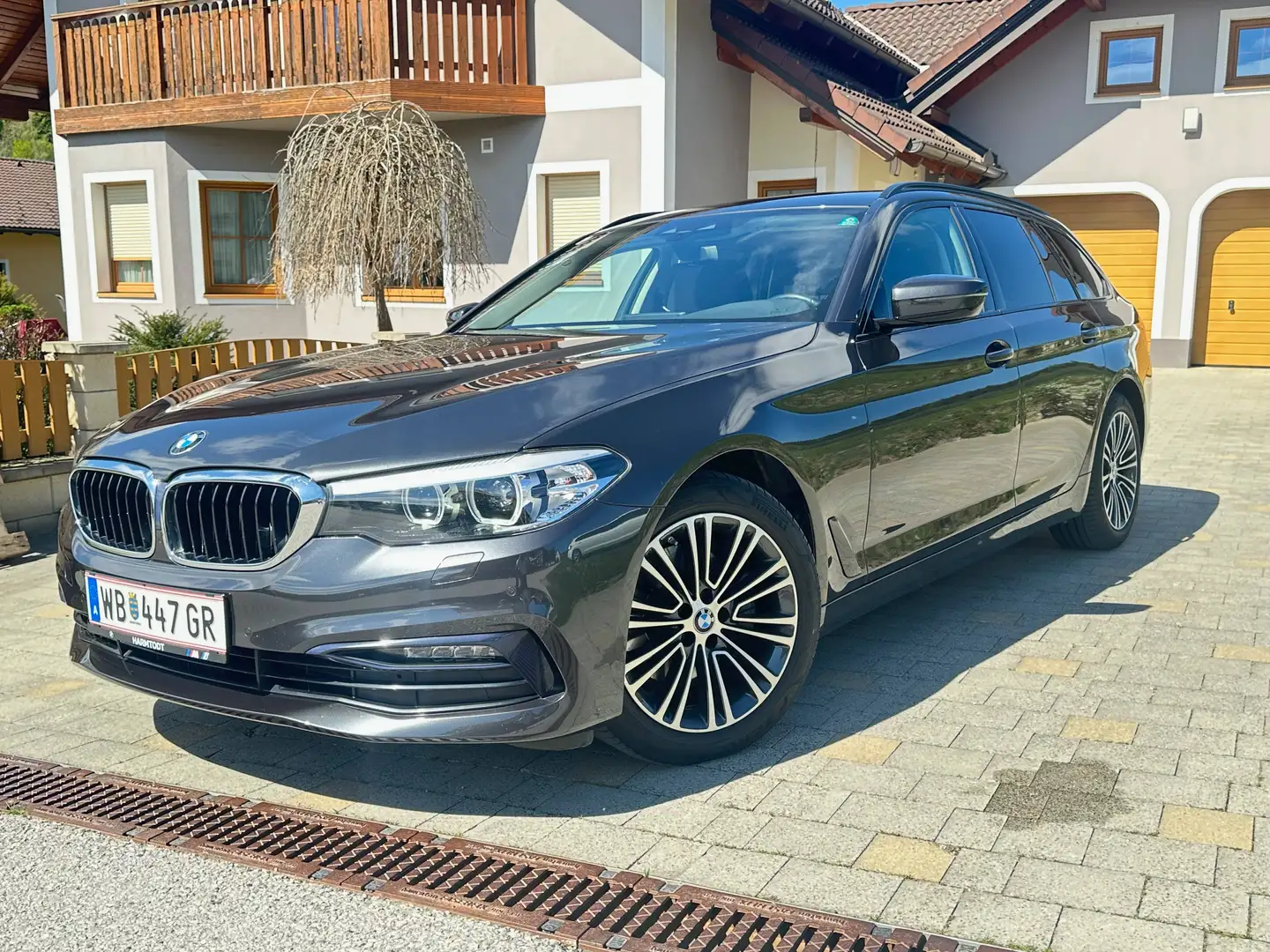 BMW 520 520d 48 V Touring Aut. Grau - 1