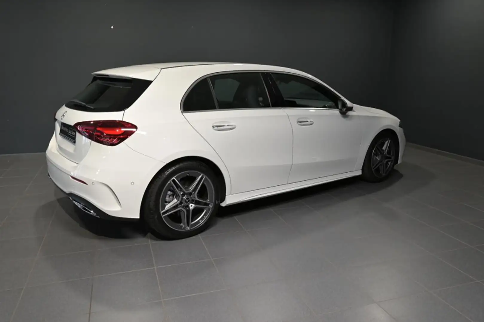 Mercedes-Benz A 250 4M AMG/LED/KAMERA/KEYLESS/MBUX/SHZ Weiß - 2