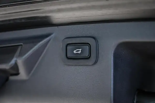 Land Rover Discovery Sport view 28