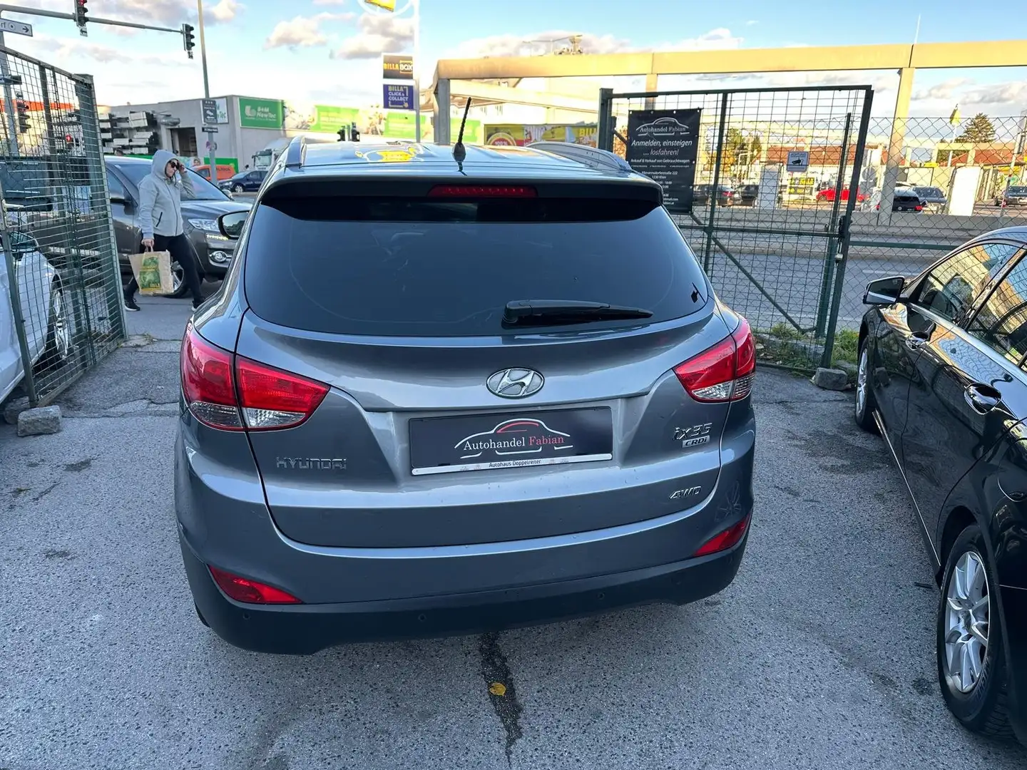 Hyundai iX35 2,0 CRDi Style mit Parkhilfe Sitzheizung Klima Grau - 2