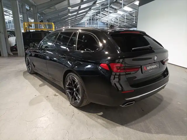 BMW 5 Series view 4