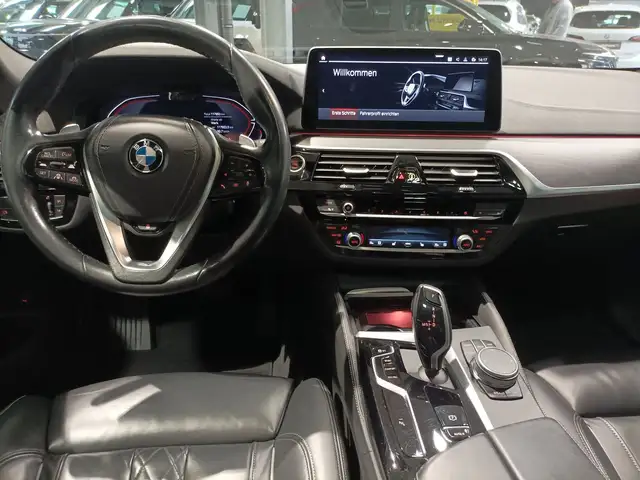 BMW 5 Series view 9