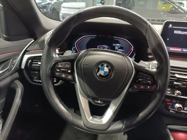 BMW 5 Series view 10