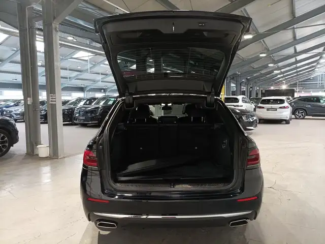 BMW 5 Series view 6