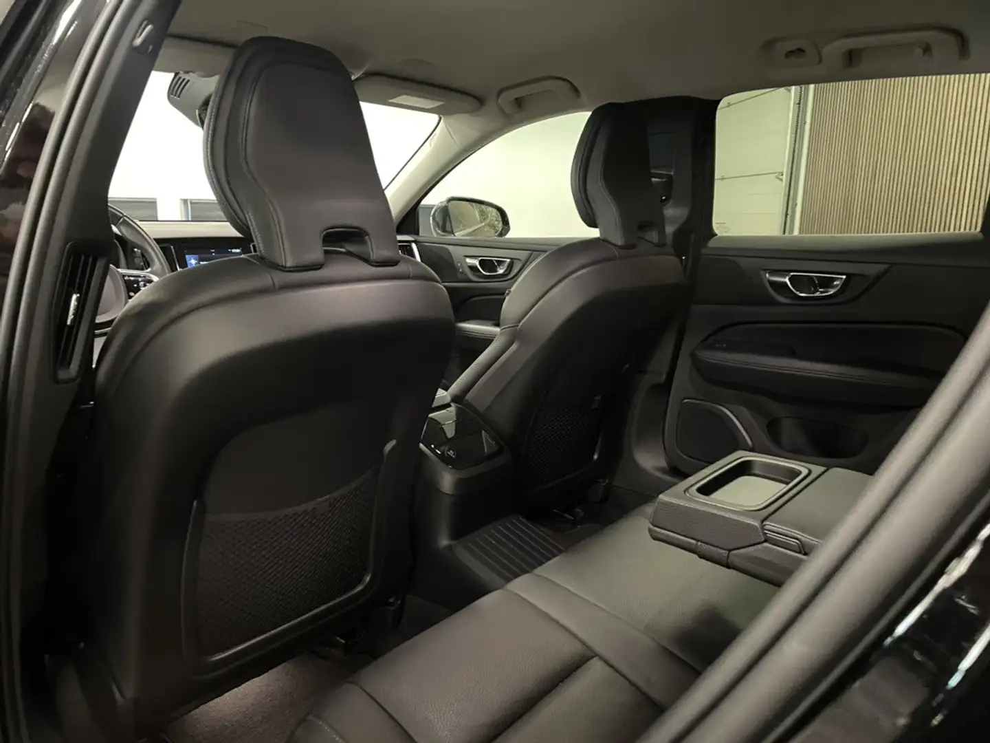 Volvo V60 T8 AWD Recharge Inscription | Stoelverwarming | St Zwart - 2